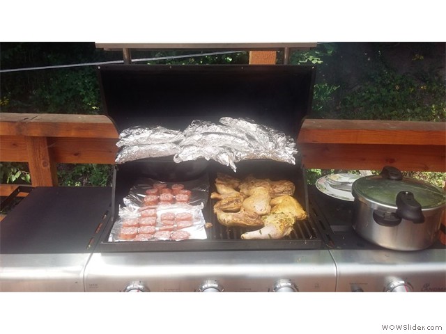 Saucisse de morteau, poulet grillé, banane plantain en papillote